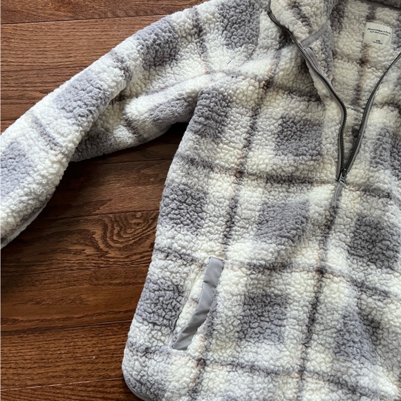 Abercrombie & Fitch Fluffy Sweater - Picture 3 of 3